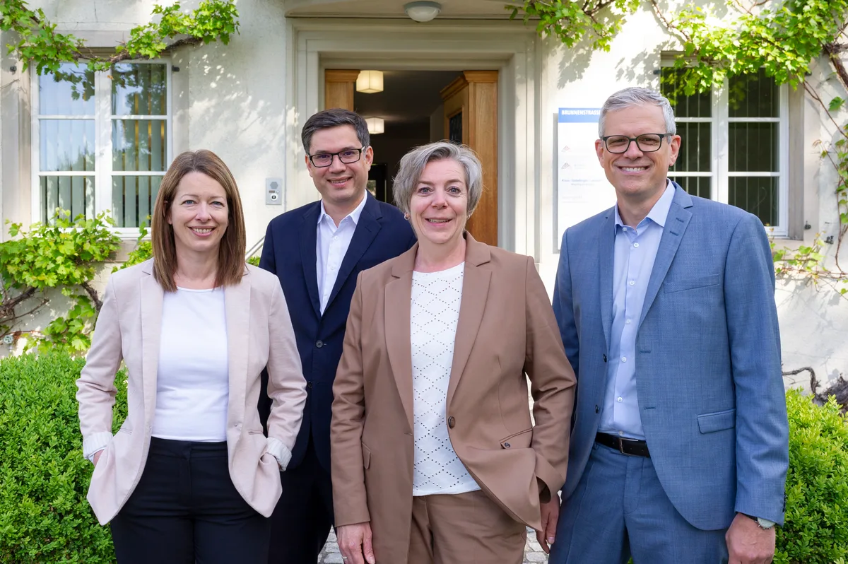 Die Expertinnen und Experten Barbara Kellermüller, Peter Callegari, Monika Zwirner und Thomas Witschi (von links). #ffffff#666666 Das Bild zeigt die Steuerexpertinnen und -experten der Gubser Kalt & Partner AG.